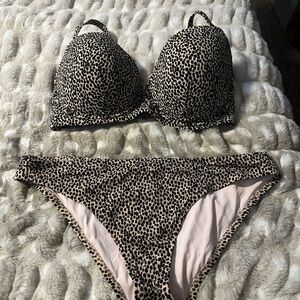 Shade & Shore bikini set cheetah leopard print. Top size 36DDD bottoms large